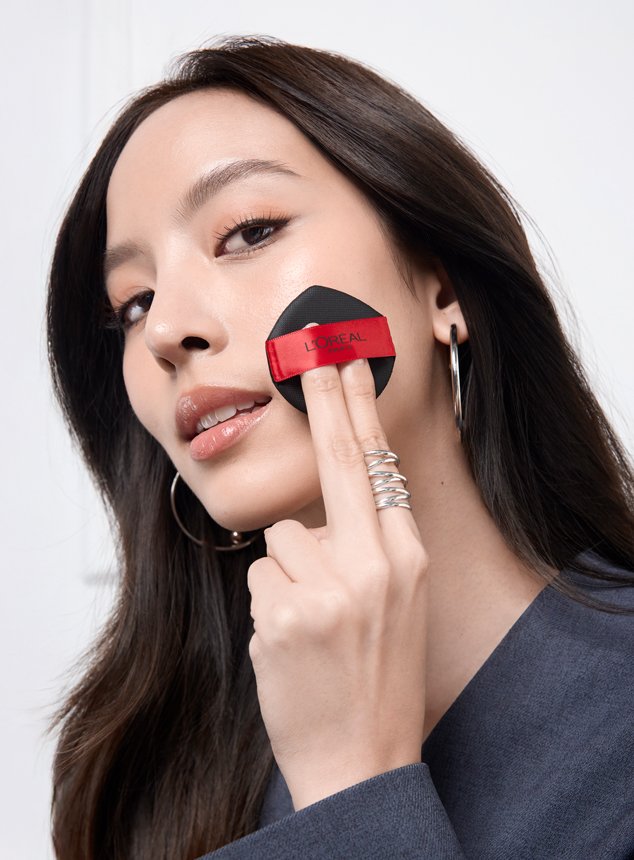 02232026 Oap Digital Infaillible Cushion Foundation Model Pack In Hand Stage 317x430 Dmi Website