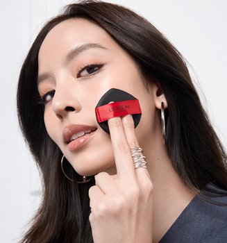 02232026 Oap Digital Infaillible Cushion Foundation Model Pack In Hand Stage 317x430 Dmi Website