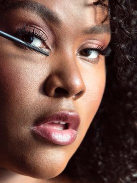 Applying Mascara For Bottom Lashes ArticleImage