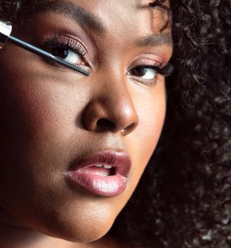 Applying Mascara For Bottom Lashes ArticleImage